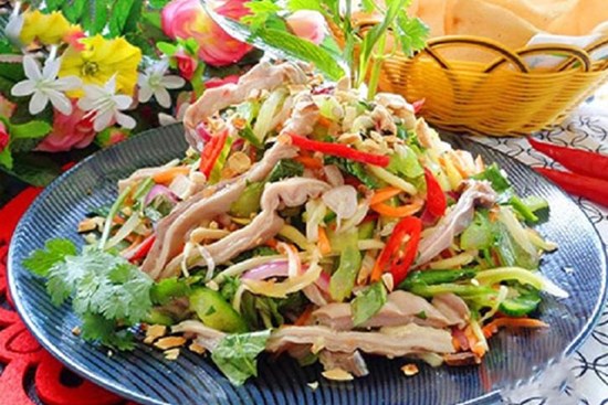 Cách làm nộm tai heo chua ngọt giòn ngon