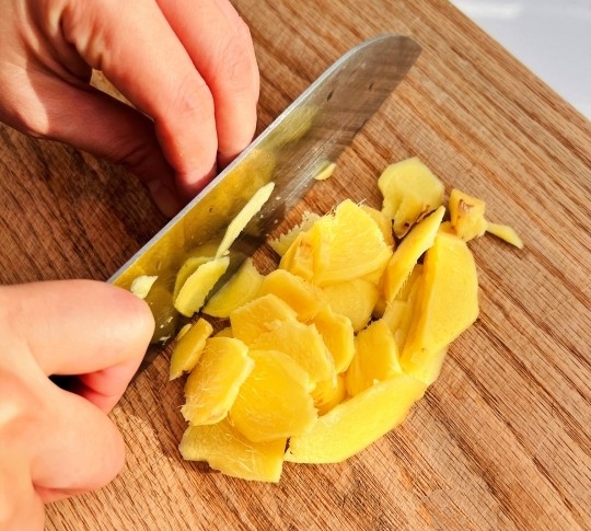 Trời nồm ẩm khó chịu, chị em hãy pha thức uống này để phòng cảm cúm cho cả nhà-3