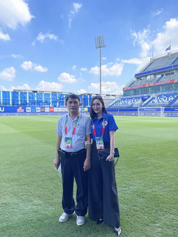 Chân dung nữ thần mới của bóng đá Thái Lan: Cực xinh đẹp, giỏi môn cưỡi ngựa-1