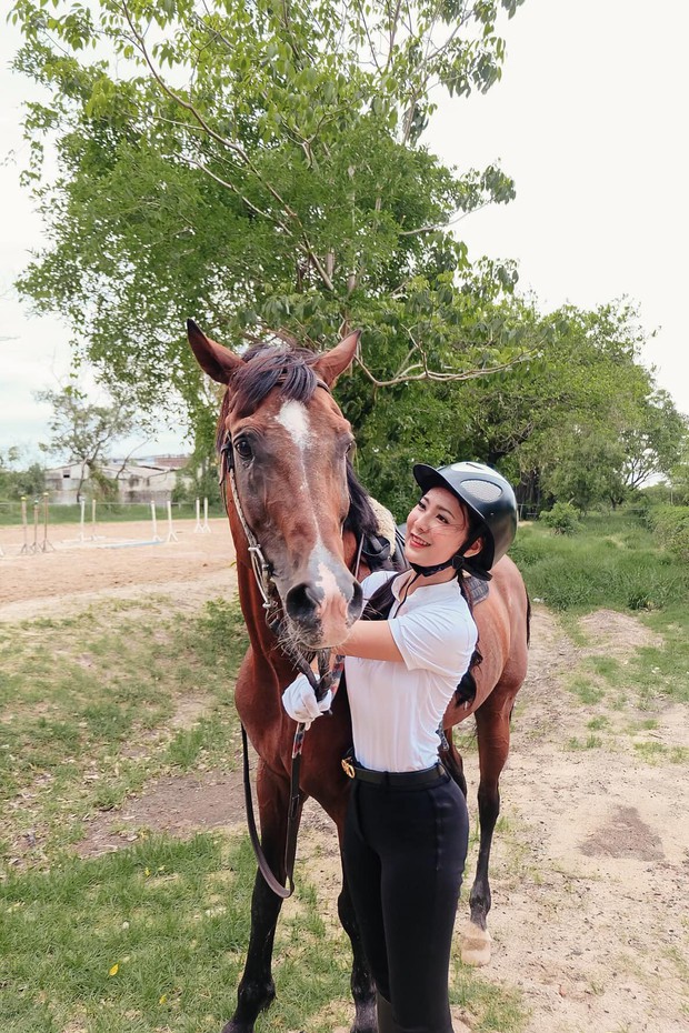 Chân dung nữ thần mới của bóng đá Thái Lan: Cực xinh đẹp, giỏi môn cưỡi ngựa-4