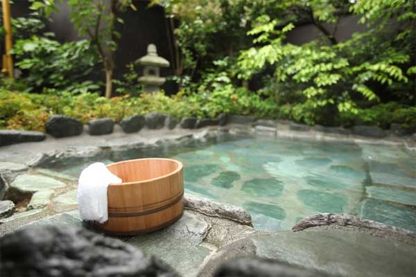 Quay lén 10.000 phụ nữ suốt 30 năm tại suối nước nóng lộ thiên ở Nhật-3