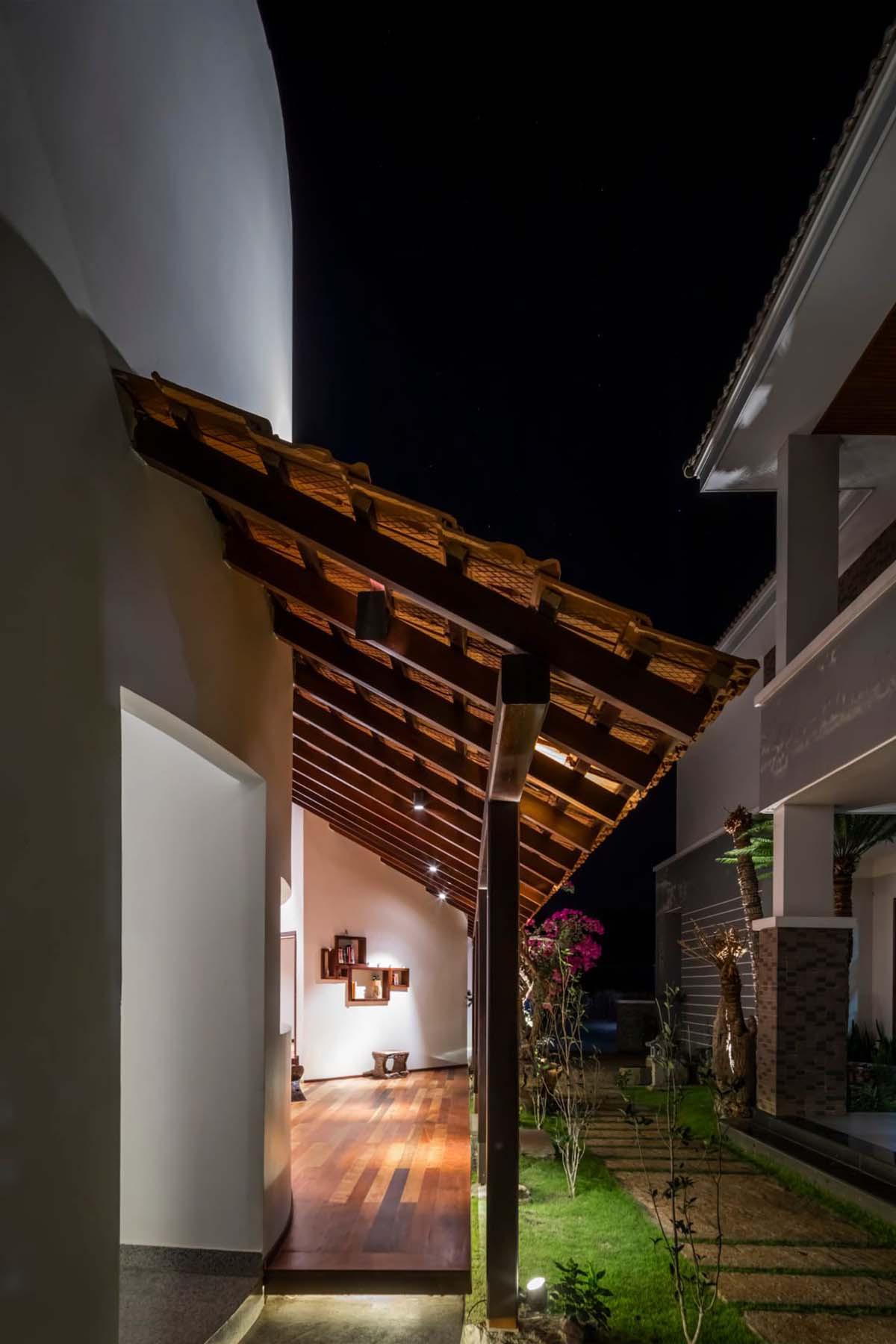 Ngôi nhà không cửa, mái ngói đỏ rực giữa nền trời, chốn bình yên giữa đại ngàn-5