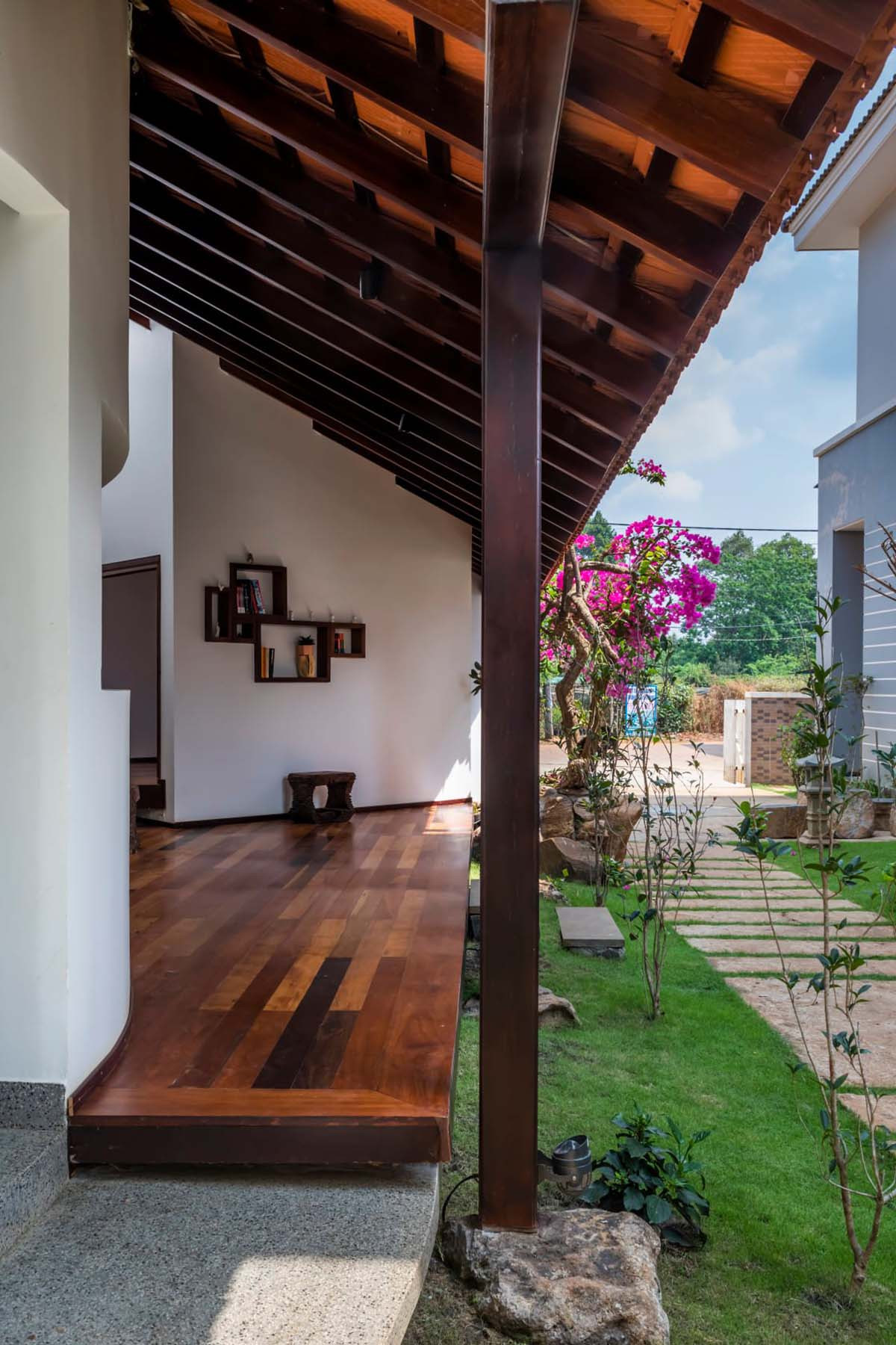 Ngôi nhà không cửa, mái ngói đỏ rực giữa nền trời, chốn bình yên giữa đại ngàn-6