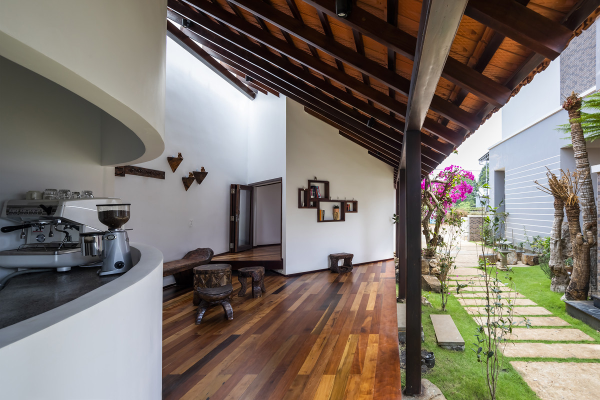 Ngôi nhà không cửa, mái ngói đỏ rực giữa nền trời, chốn bình yên giữa đại ngàn-8