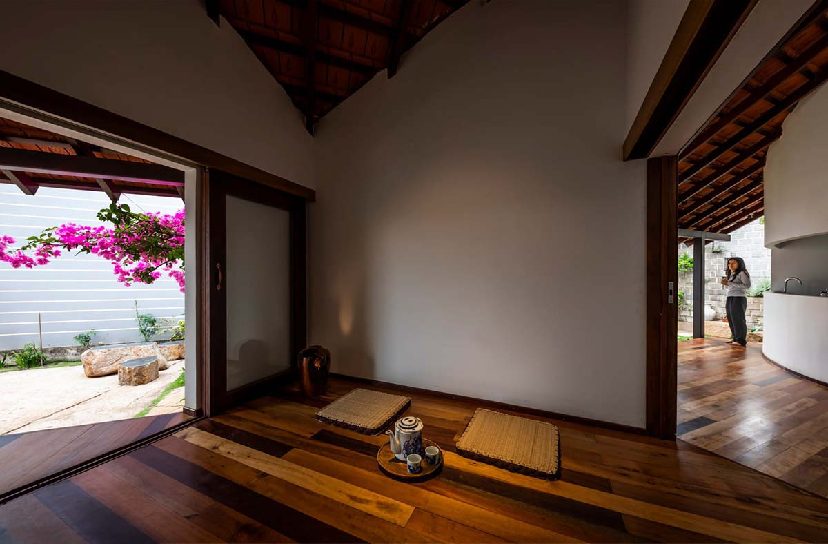 Ngôi nhà không cửa, mái ngói đỏ rực giữa nền trời, chốn bình yên giữa đại ngàn-10