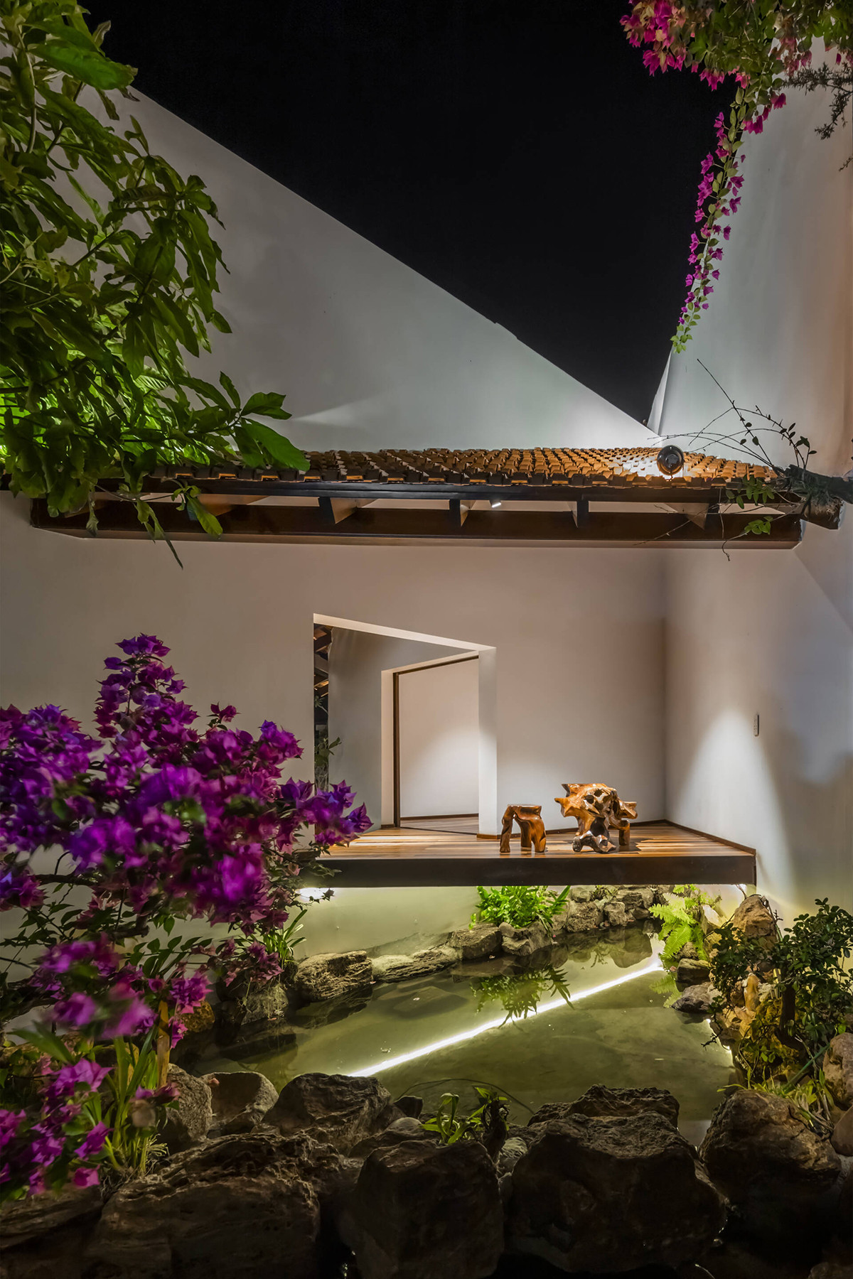 Ngôi nhà không cửa, mái ngói đỏ rực giữa nền trời, chốn bình yên giữa đại ngàn-11