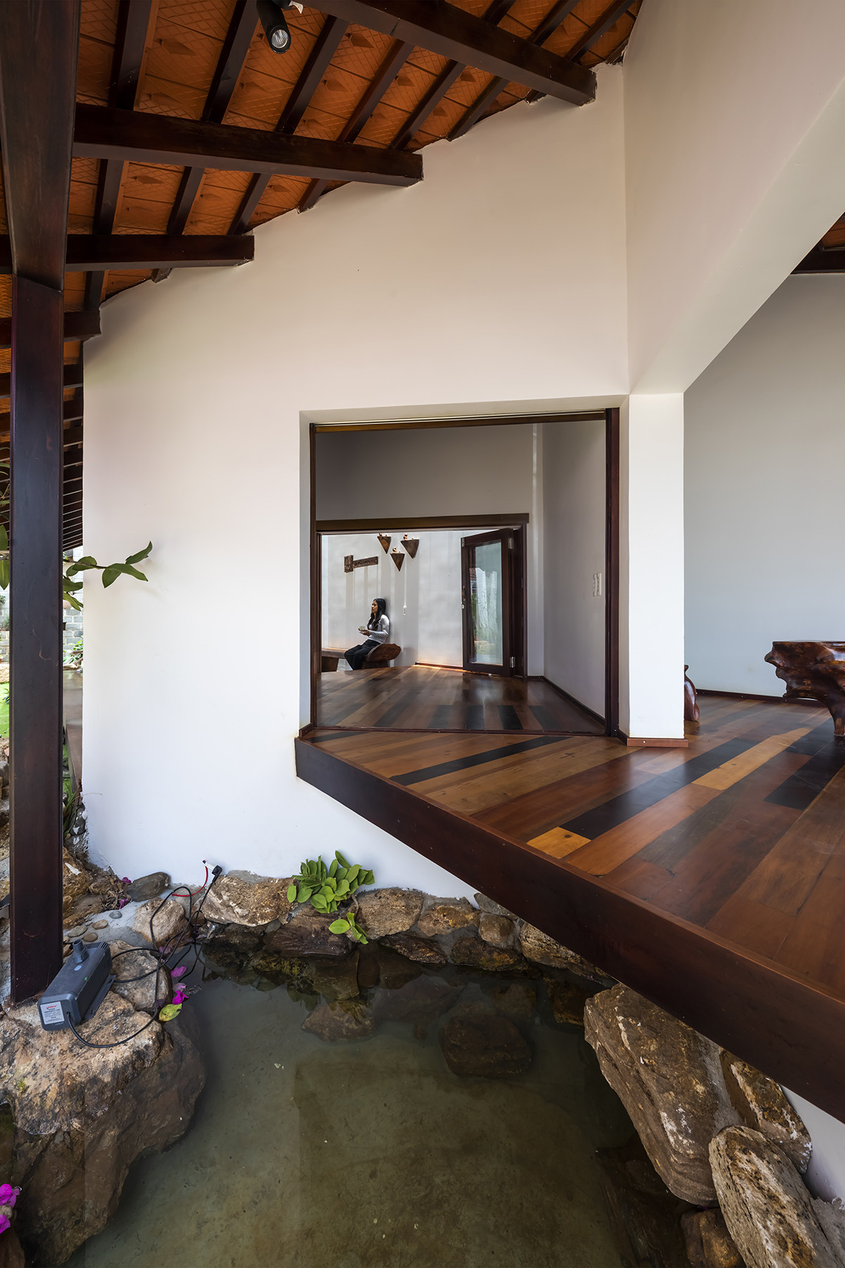 Ngôi nhà không cửa, mái ngói đỏ rực giữa nền trời, chốn bình yên giữa đại ngàn-12