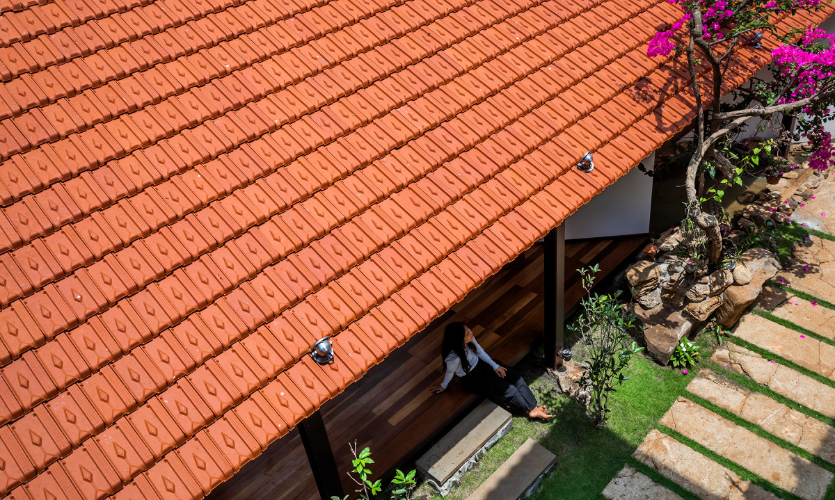 Ngôi nhà không cửa, mái ngói đỏ rực giữa nền trời, chốn bình yên giữa đại ngàn-13