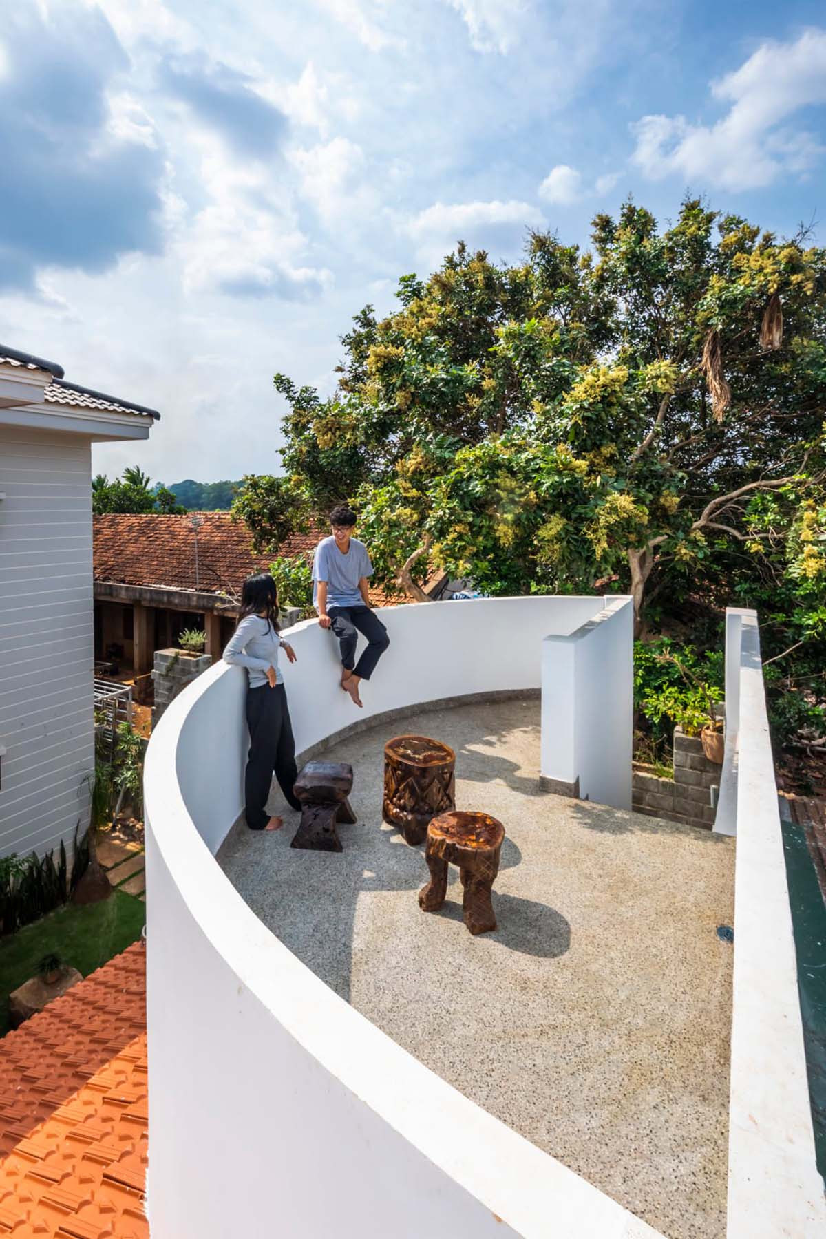 Ngôi nhà không cửa, mái ngói đỏ rực giữa nền trời, chốn bình yên giữa đại ngàn-16