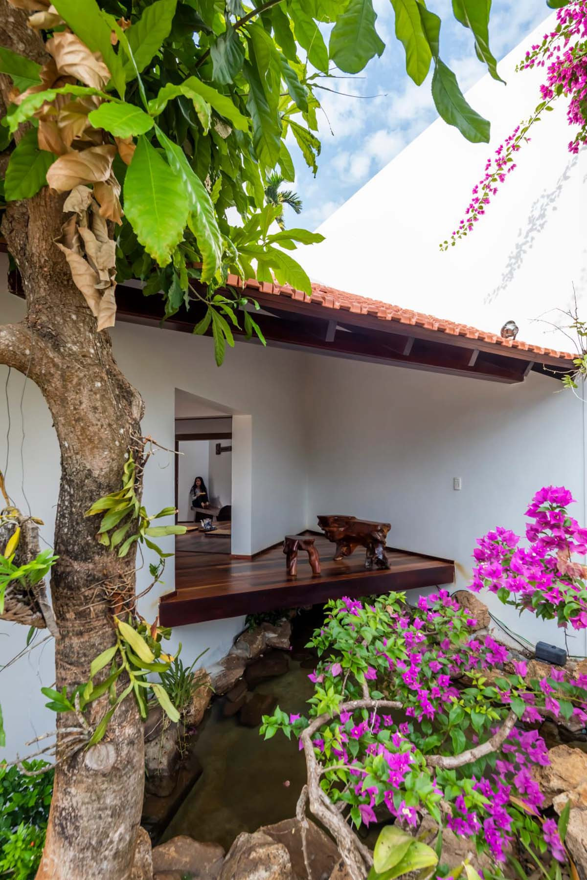 Ngôi nhà không cửa, mái ngói đỏ rực giữa nền trời, chốn bình yên giữa đại ngàn-17