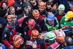Rơi nước mắt cảnh người dân Thổ Nhĩ Kỳ thẫn thờ bên những tòa nhà vỡ vụn-23