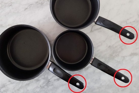 Lỗ tròn trên cán nồi chảo để làm gì? 90% người được hỏi sẽ chỉ trả lời: Để treo