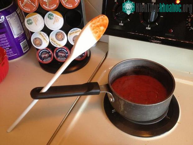 Lỗ tròn trên cán nồi chảo để làm gì? 90% người được hỏi sẽ chỉ trả lời: Để treo-3