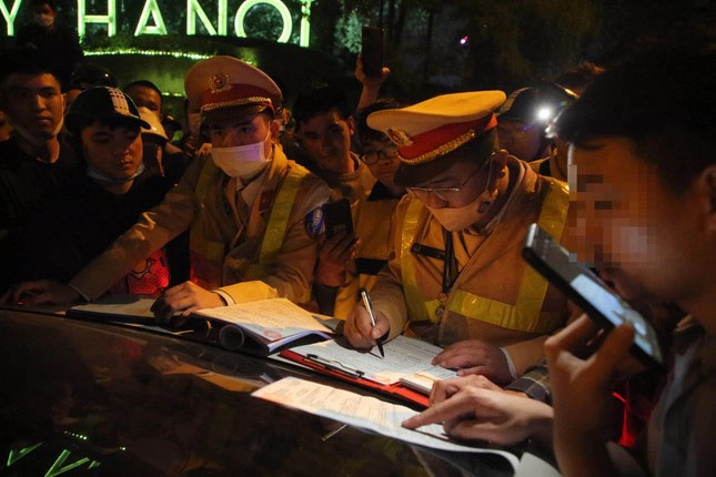 Tài xế chây ì 3 tiếng không chịu thổi nồng độ cồn, đòi xem kế hoạch kiểm tra-2