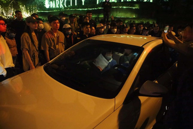 Tài xế chây ì 3 tiếng không chịu thổi nồng độ cồn, đòi xem kế hoạch kiểm tra-1