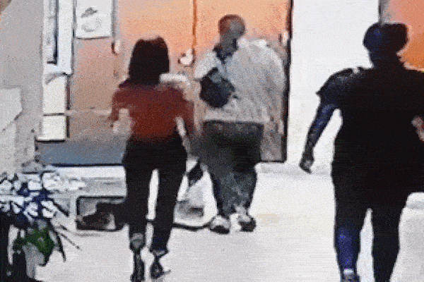 Người đàn ông tá hỏa phát hiện cặp trăn khủng nằm trên trân nhà-1