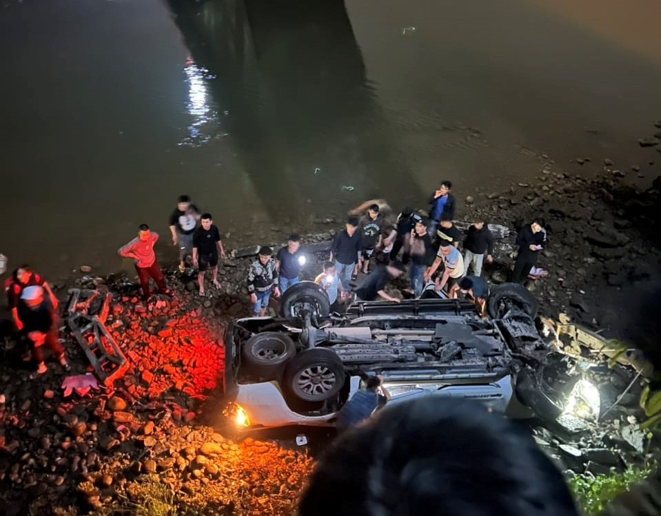Quảng Ninh: Xe ô tô lao xuống sông Ka Long khiến 2 người tử vong-1