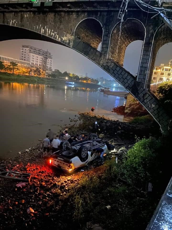 Quảng Ninh: Xe ô tô lao xuống sông Ka Long khiến 2 người tử vong-2