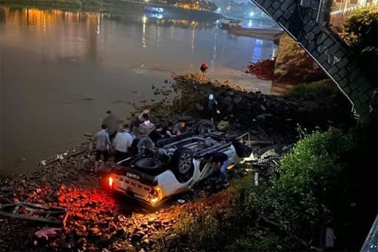 Quảng Ninh: Xe ô tô lao xuống sông Ka Long khiến 2 người tử vong