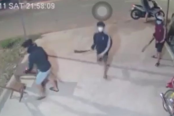 Hà Nội: Không còn cảnh tiếp viên đứng đường, xe ôm chở 3-4 cô gái trên đường Trần Duy Hưng-2