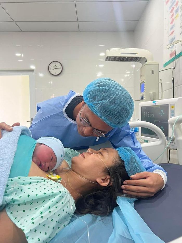 Mâu Thủy sinh con, chồng sắp cưới luôn kề bên-1