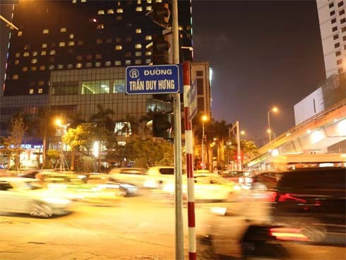 Hà Nội: Không còn cảnh tiếp viên đứng đường, xe ôm chở 3-4 cô gái trên đường Trần Duy Hưng-1
