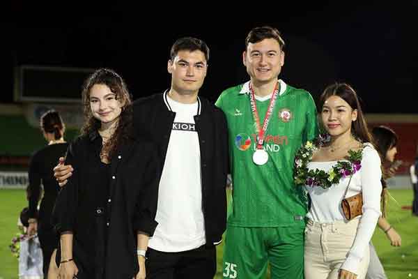 Đặng Văn Lâm cùng bạn gái đến cổ vũ CLB Bình Định-11