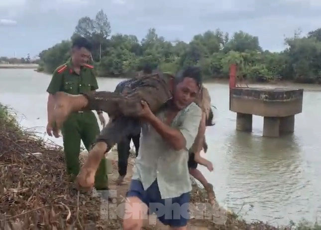 CLIP: Cứu sống bé gái 13 tuổi hai lần nhảy sông Đồng Nai tự tử-1