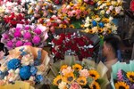 Nhuộm đỏ thị trường Valentine, hoa dâu tây giá bạc triệu vẫn đắt khách-3