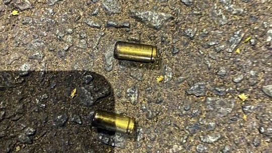 Đối tượng lạ đến tận phòng trọ nổ súng vào 2 chị em-2