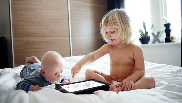 Con chậm phát triển ngôn ngữ vì bố mẹ vẫn vô tư giữ 5 thói quen này-2