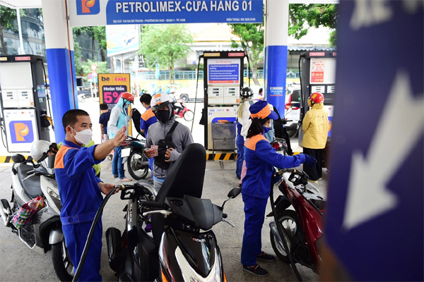 Vì sao giá xăng tăng ngược dự báo-1