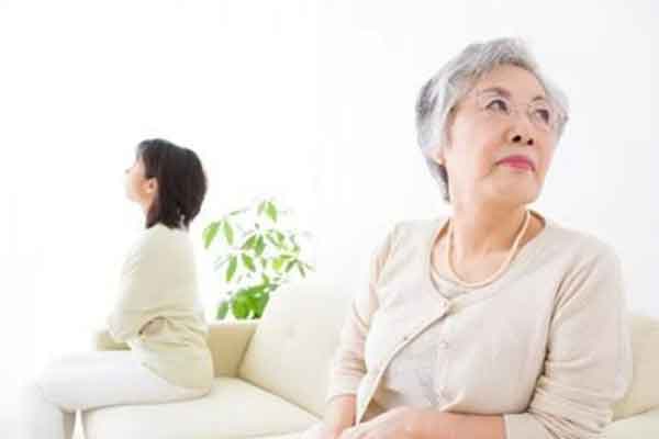 Dọn bể cá của chồng, tôi ngỡ ngàng khi tìm thấy 50 triệu-1