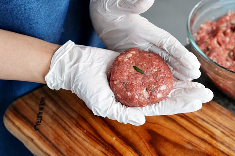 Học người Hàn cách làm thịt viên chiên mềm ngon thơm nức ăn thử thích liền!-5