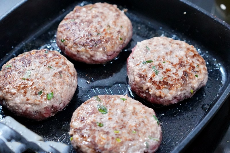 Học người Hàn cách làm thịt viên chiên mềm ngon thơm nức ăn thử thích liền!-7