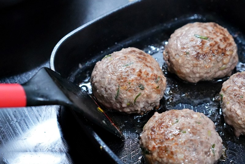 Học người Hàn cách làm thịt viên chiên mềm ngon thơm nức ăn thử thích liền!-9