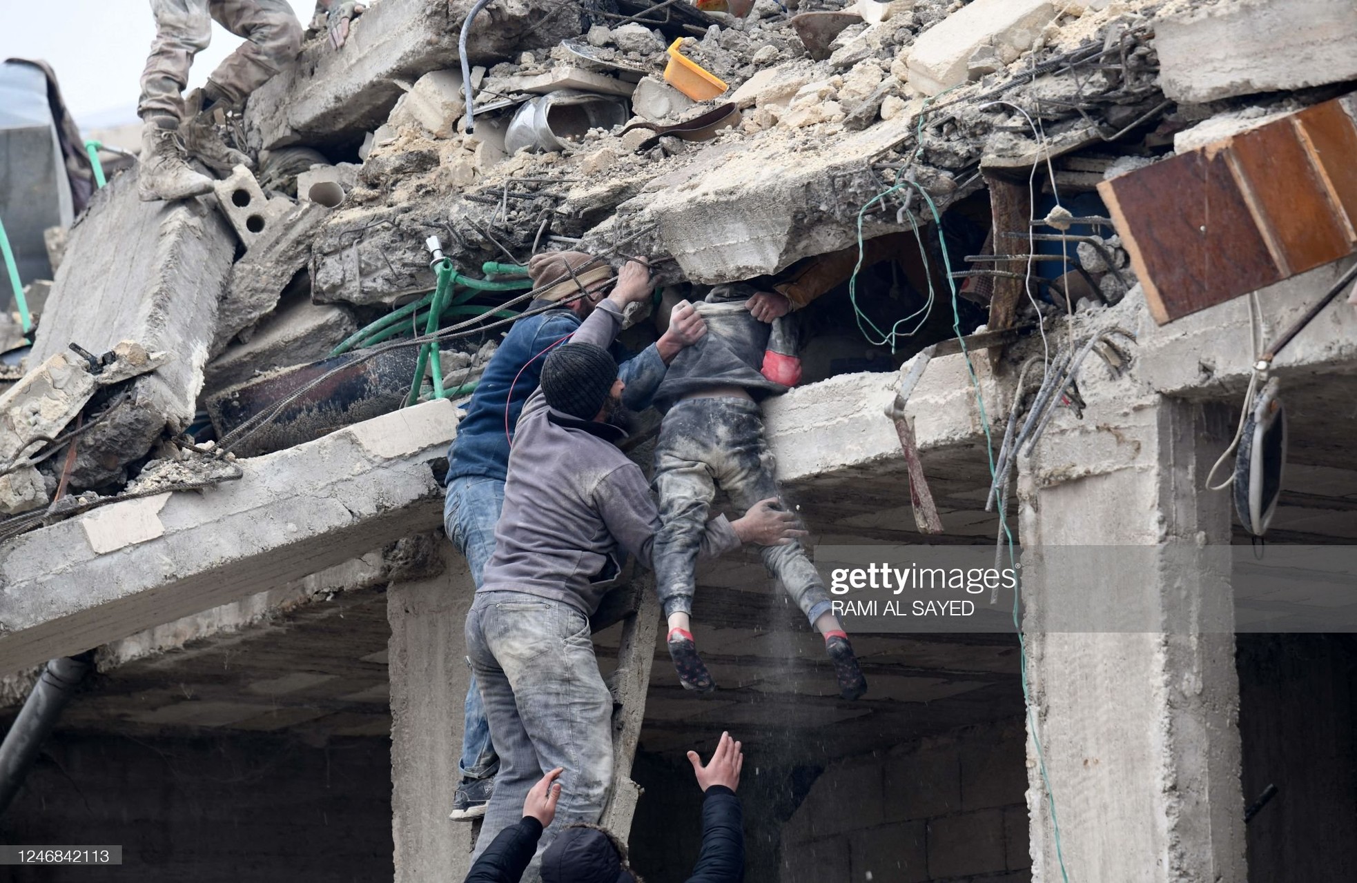 Rơi nước mắt cảnh người dân Thổ Nhĩ Kỳ thẫn thờ bên những tòa nhà vỡ vụn-4