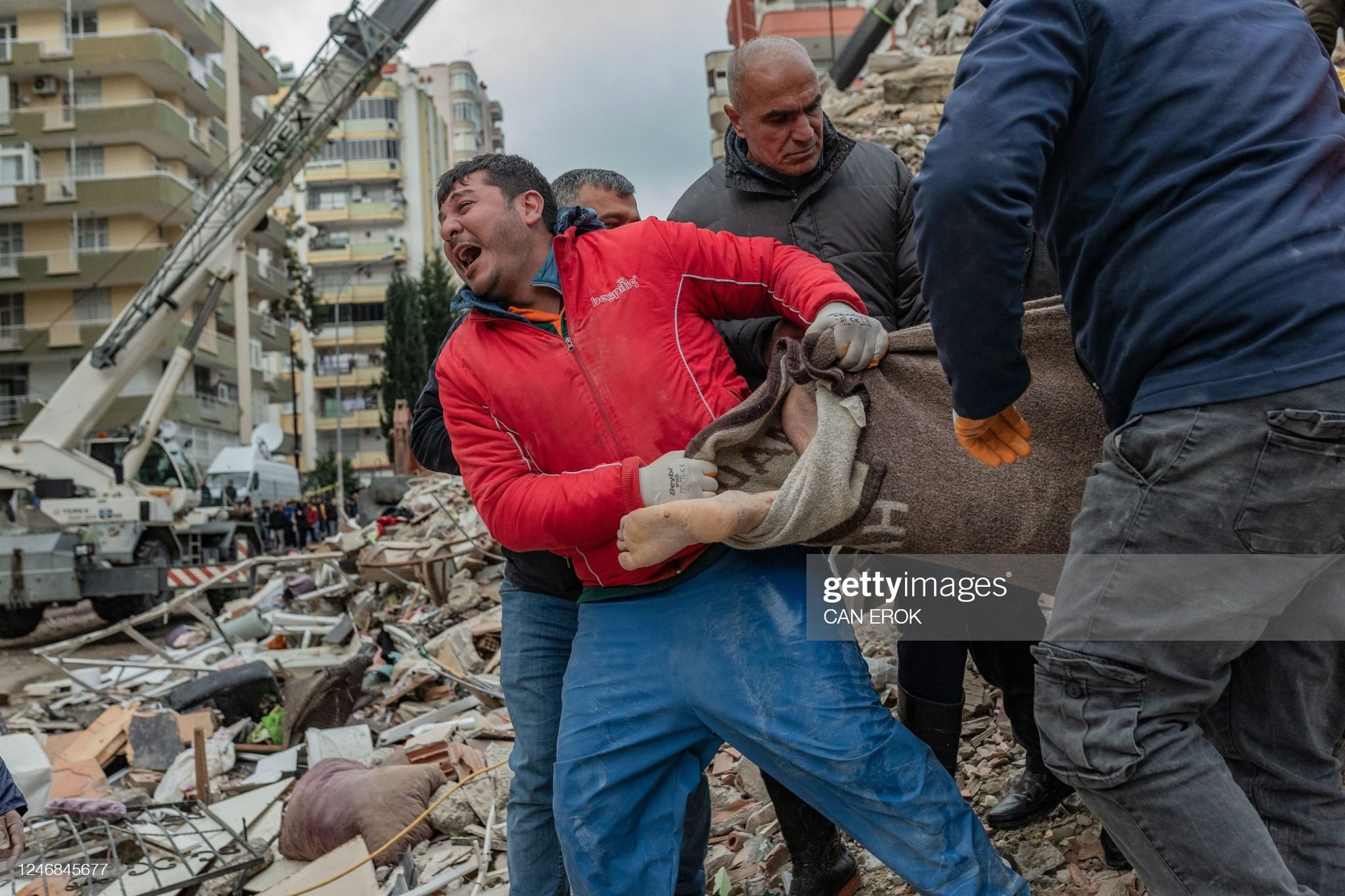 Rơi nước mắt cảnh người dân Thổ Nhĩ Kỳ thẫn thờ bên những tòa nhà vỡ vụn-5