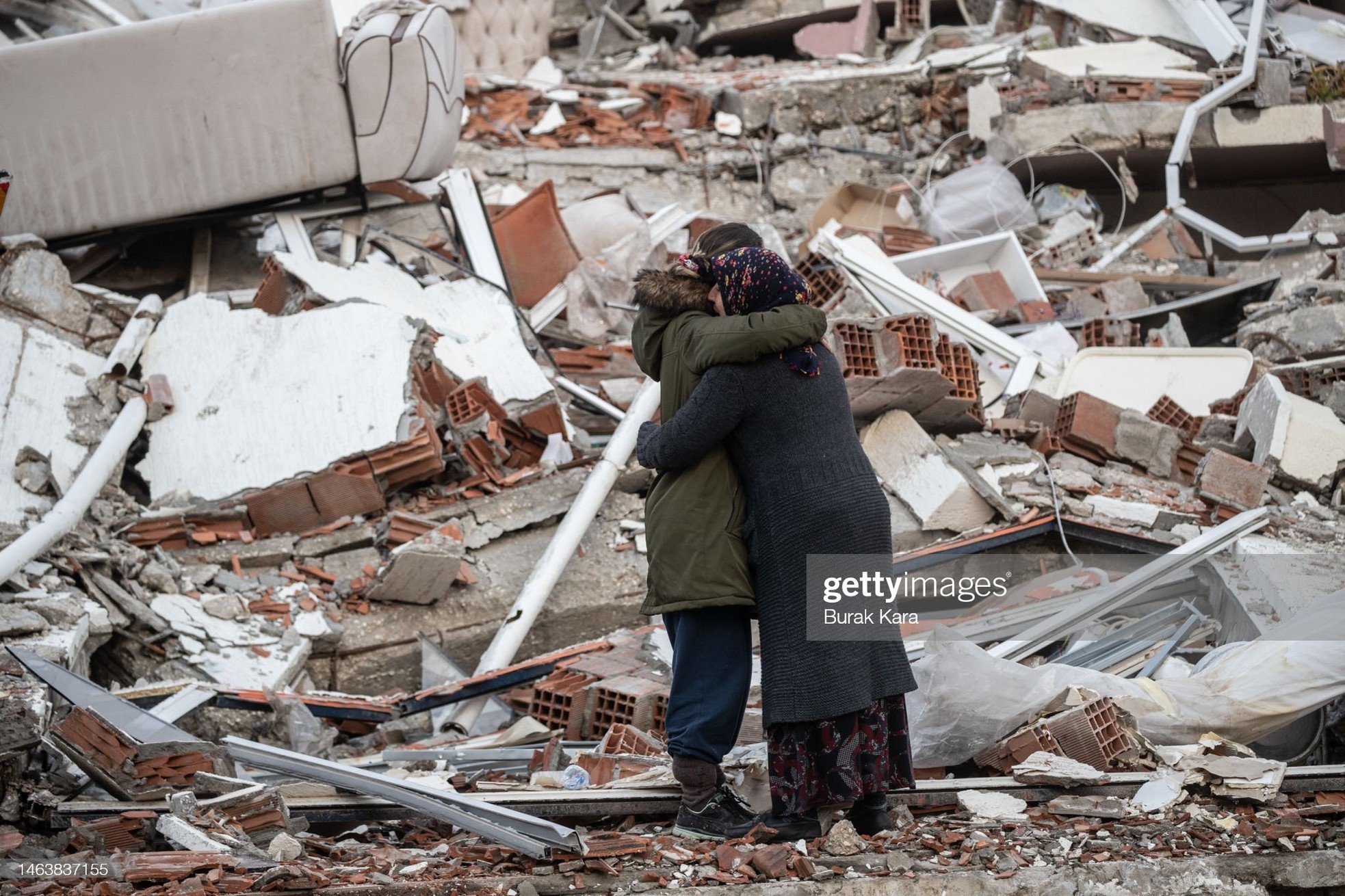 Rơi nước mắt cảnh người dân Thổ Nhĩ Kỳ thẫn thờ bên những tòa nhà vỡ vụn-7