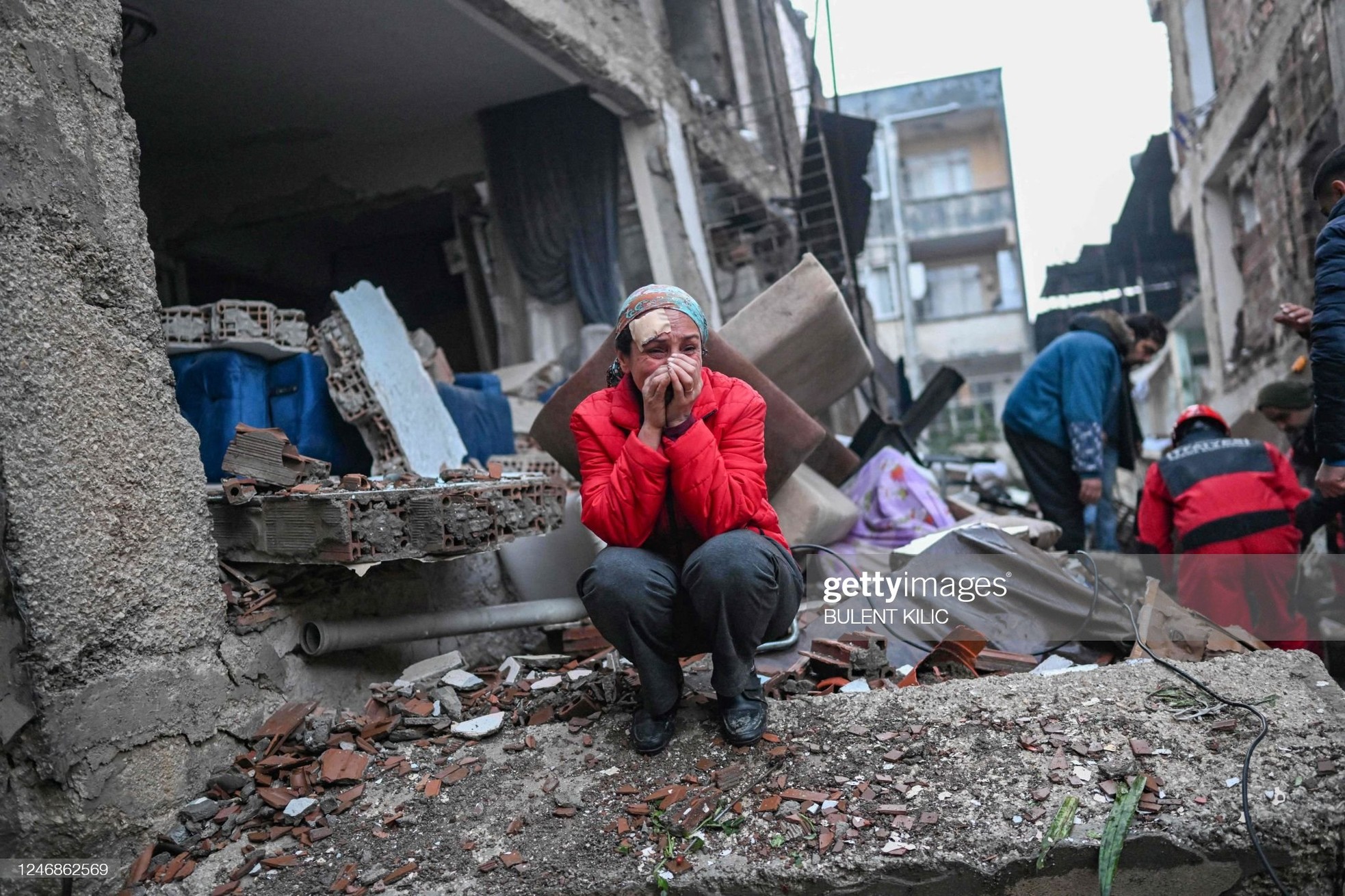Rơi nước mắt cảnh người dân Thổ Nhĩ Kỳ thẫn thờ bên những tòa nhà vỡ vụn-8