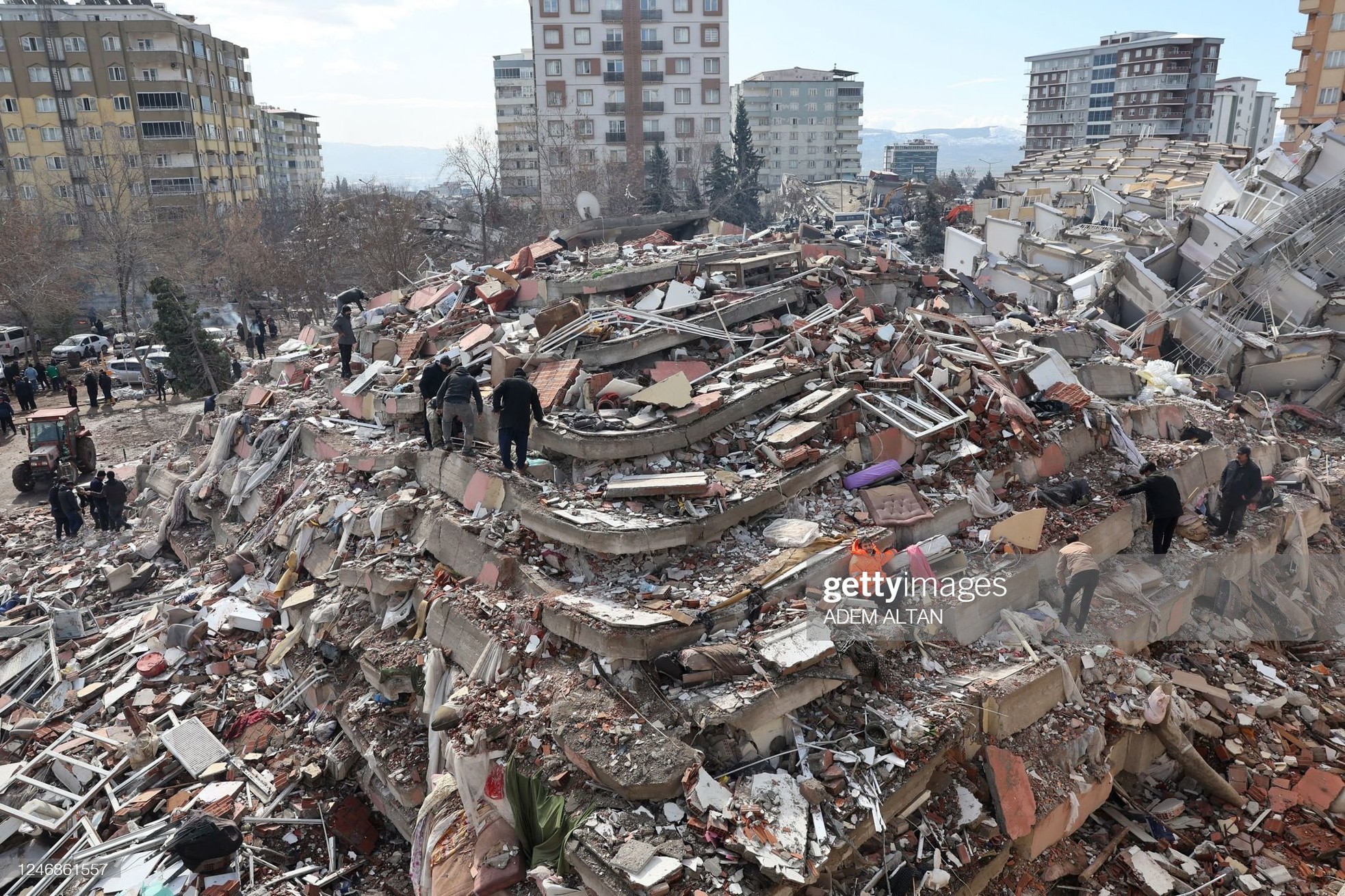 Rơi nước mắt cảnh người dân Thổ Nhĩ Kỳ thẫn thờ bên những tòa nhà vỡ vụn-14