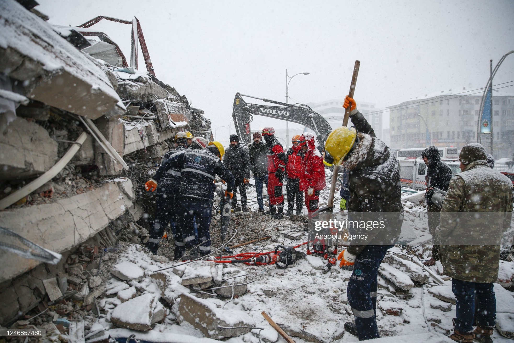 Rơi nước mắt cảnh người dân Thổ Nhĩ Kỳ thẫn thờ bên những tòa nhà vỡ vụn-15