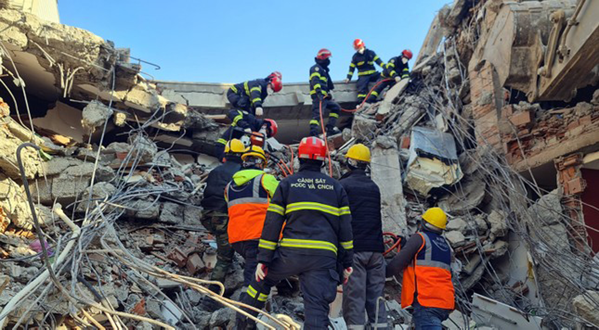 Rơi nước mắt cảnh người dân Thổ Nhĩ Kỳ thẫn thờ bên những tòa nhà vỡ vụn-17