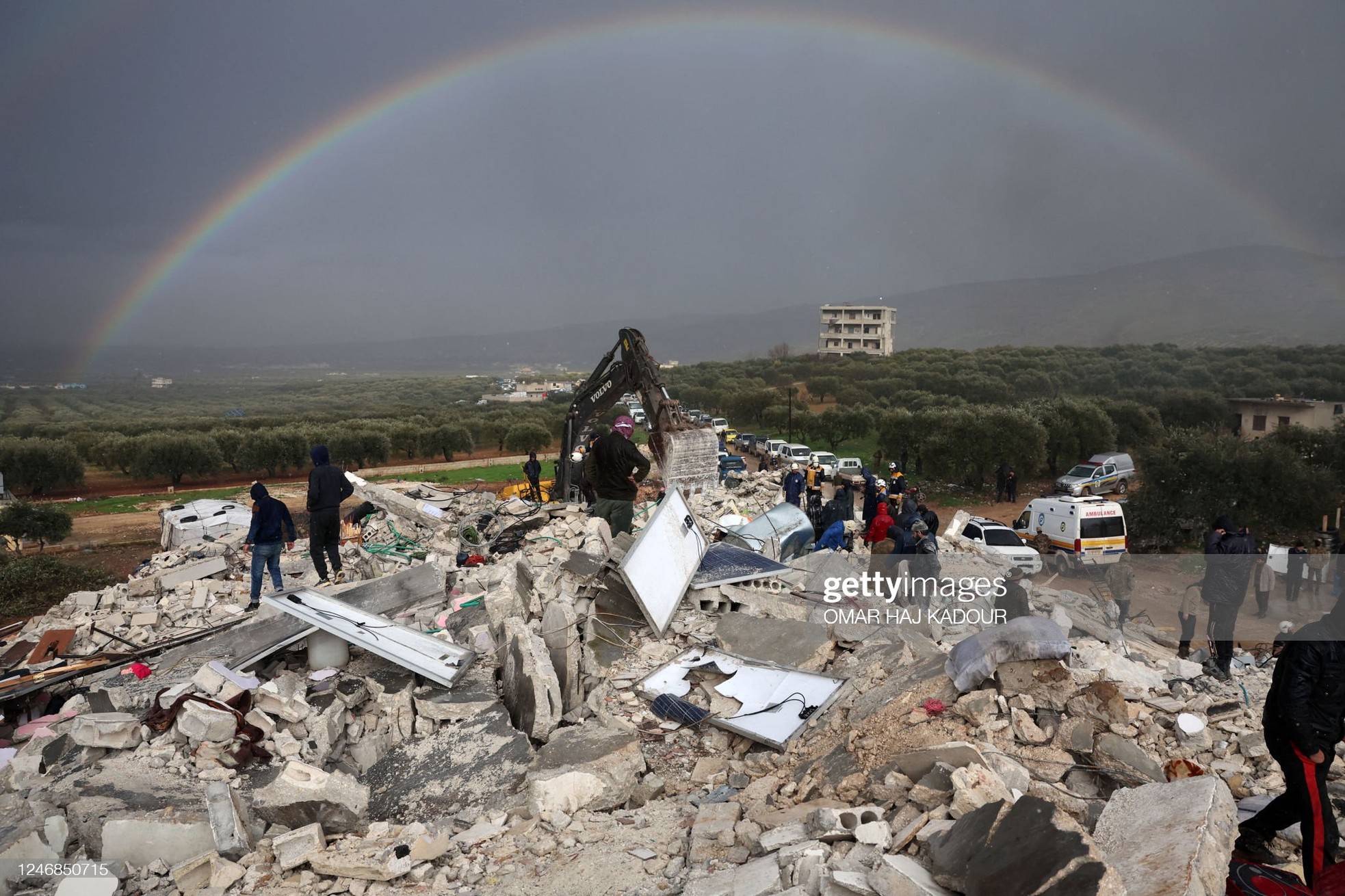Rơi nước mắt cảnh người dân Thổ Nhĩ Kỳ thẫn thờ bên những tòa nhà vỡ vụn-20
