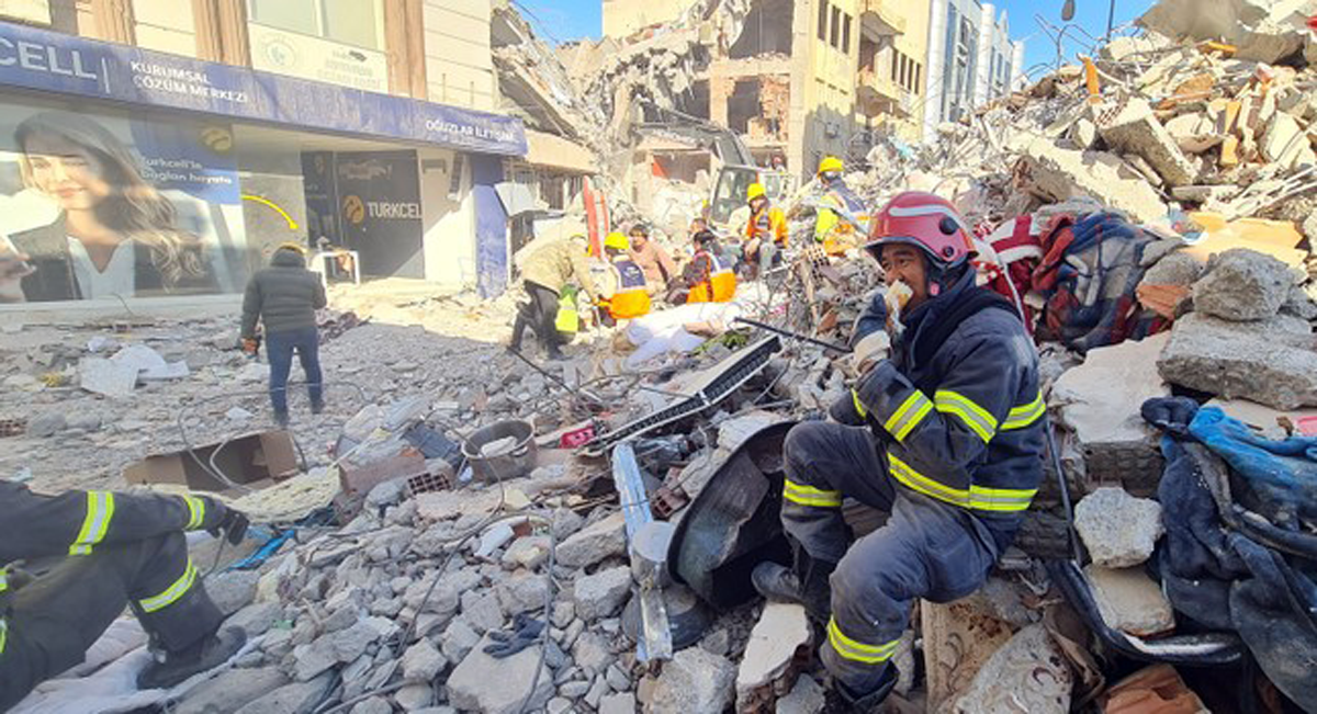Rơi nước mắt cảnh người dân Thổ Nhĩ Kỳ thẫn thờ bên những tòa nhà vỡ vụn-18