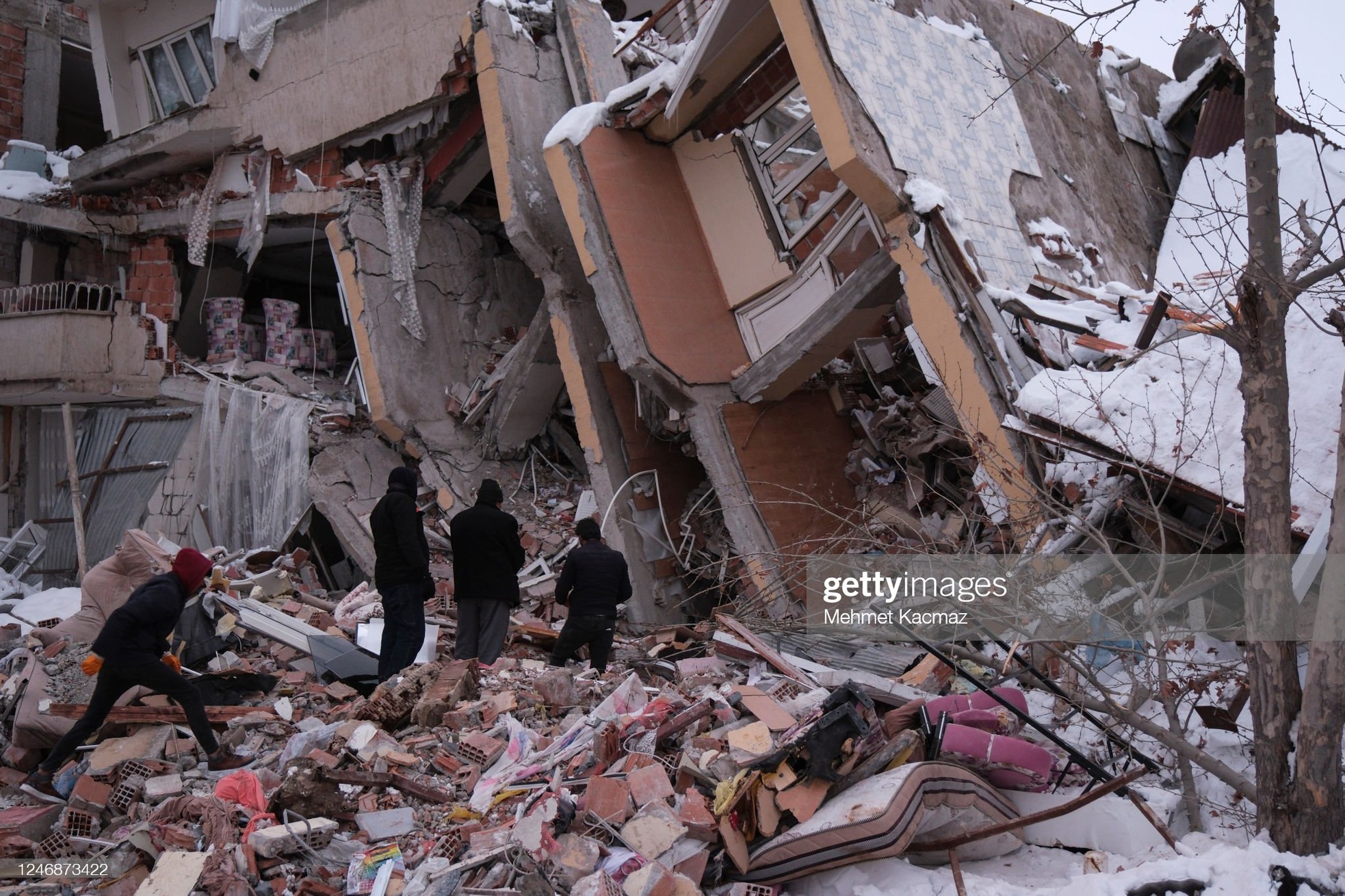 Rơi nước mắt cảnh người dân Thổ Nhĩ Kỳ thẫn thờ bên những tòa nhà vỡ vụn-11