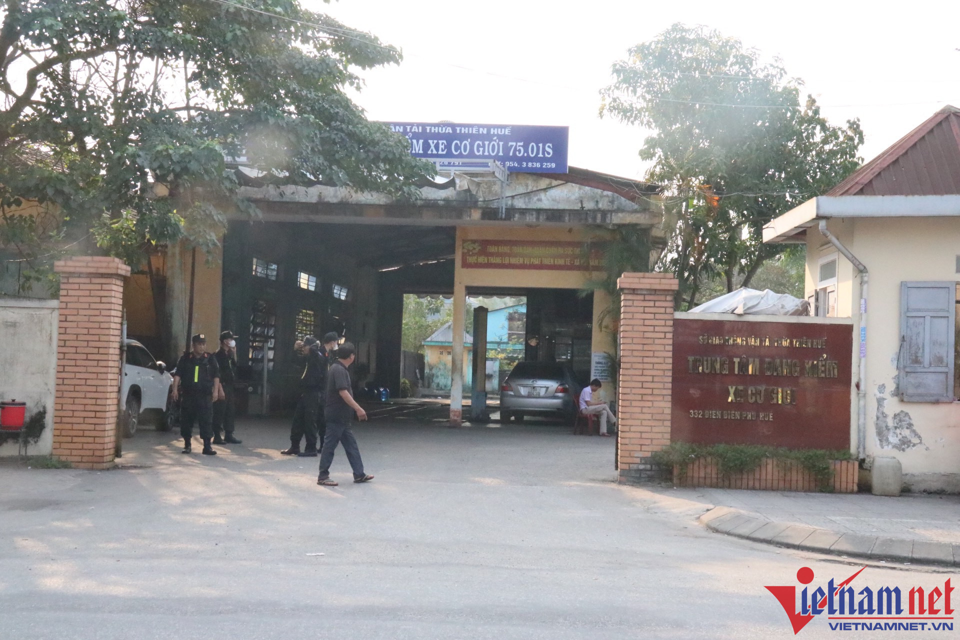 Phong tỏa trụ sở, khám xét 2 trung tâm đăng kiểm ở TT-Huế-1