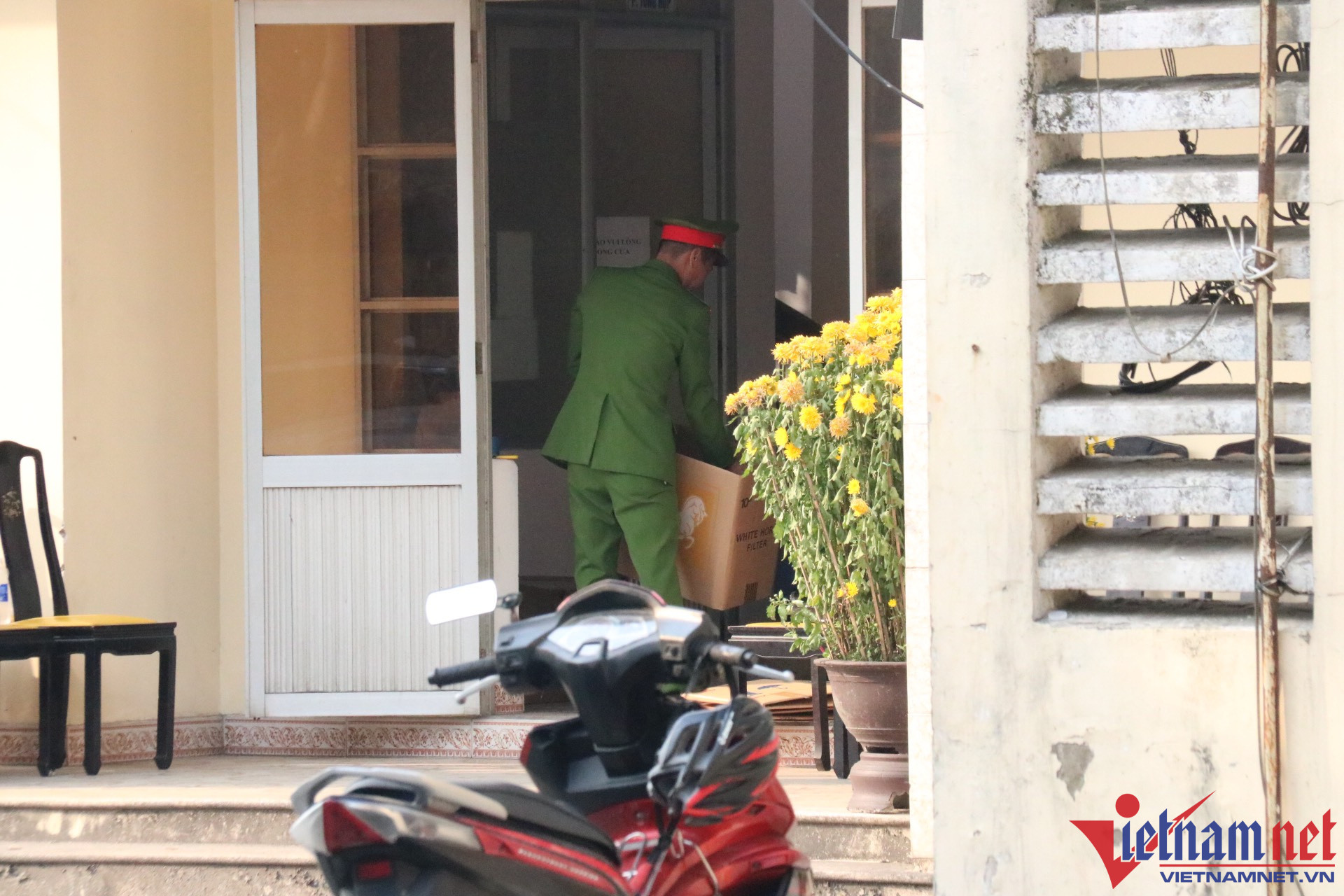 Phong tỏa trụ sở, khám xét 2 trung tâm đăng kiểm ở TT-Huế-4