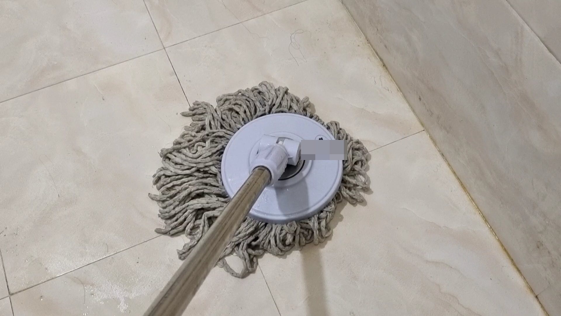 Dù cây lau nhà có bẩn hay sẫm màu đến đâu, chỉ cần nhúng trong&nbsp;nước này là sẽ sạch ngay mà&nbsp;mùi hôi cũng chẳng còn-1