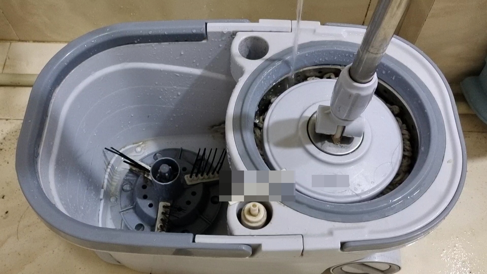 Dù cây lau nhà có bẩn hay sẫm màu đến đâu, chỉ cần nhúng trong nước này là sẽ sạch ngay mà mùi hôi cũng chẳng còn-2